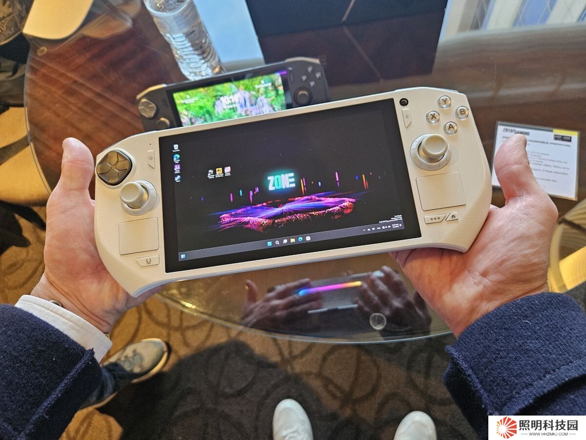 索泰展示 ZONE 掌機(jī)迭代款原型：白色機(jī)身，換裝銳龍 AI 9 HX370