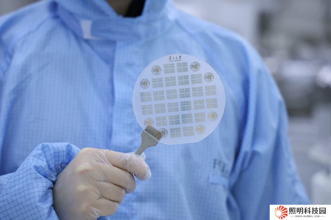 全球首發(fā)，復(fù)旦大學(xué)團(tuán)隊(duì)研制二維半導(dǎo)體芯片“無(wú)極”