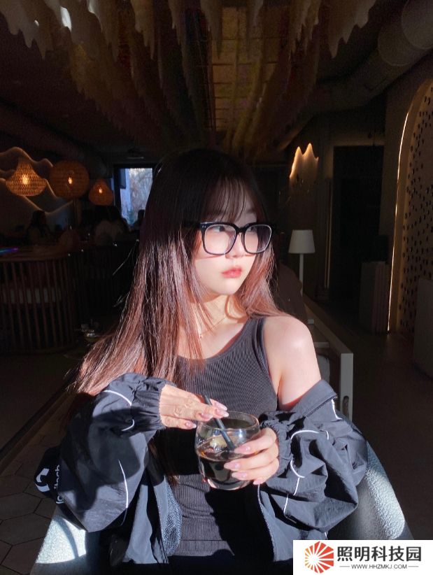 解說(shuō)kitty曬照：小露香肩